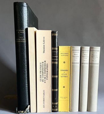 plusieurs livres sont empilés sur une table