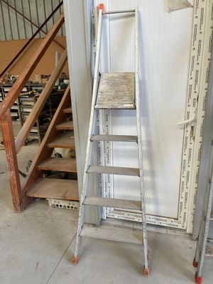 une échelle appuyée contre un mur dans un garage
