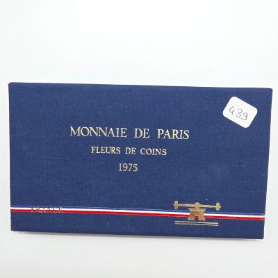 la boîte est bleue, avec une bande rouge, blanche et bleue