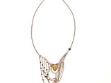 gros plan d'un collier sur fond blanc