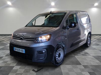 une camionnette Citroën garée dans une pièce au sol carrelé