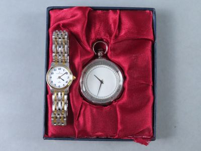 une montre en argent et une montre en or dans un coffret rouge