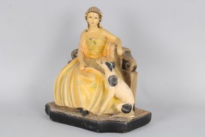 une figurine représentant une femme assise sur le dos d'une vache