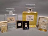 trois flacons de parfum posés l'un à côté de l'autre sur une table