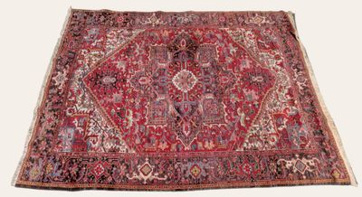un ancien tapis persan à motifs rouges et bleus