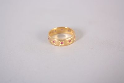 gros plan d'une bague en or sur une surface blanche