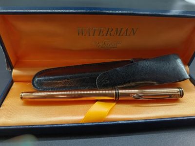 Stylo plume WATERMAN en métal doré, la plume en or (dans sa …
