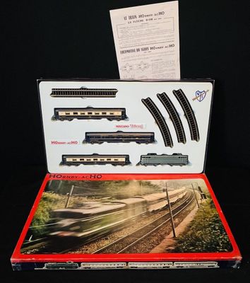 une boîte contenant un train sur une table