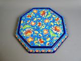 une petite boîte bleue ornée d'un motif floral