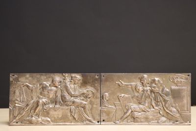 paire de plaques anciennes en métal argenté représentant une scène mettant en scène un homme et une femme