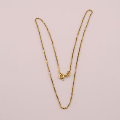 un collier en or avec un pendentif en forme de cœur sur fond blanc