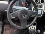 un tableau de bord de voiture avec un volant et un tableau de bord
