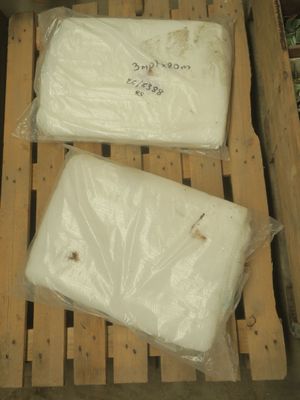 deux sacs de fromage posés sur une palette en bois
