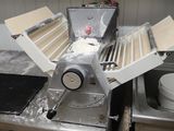 une photo d'une cuisine avec un coupe-pizza posé sur le plan de travail
