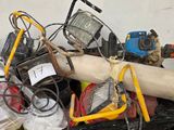 un tas d'appareils électriques divers dans une pièce