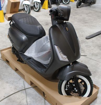 une trottinette posée sur un carton