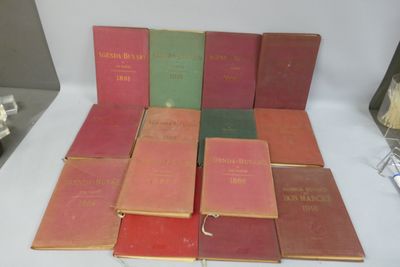 Plusieurs vieux livres sont empilés sur une table blanche dans une pièce
