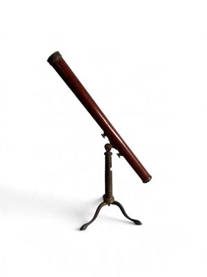 un vieux télescope posé sur un trépied, devant un fond blanc