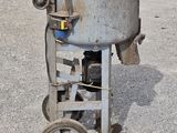 an old machine that is sitting on the ground