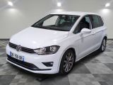 La Volkswagen B-Cross blanche est garée sur un sol à damier
