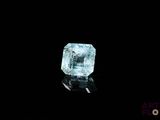 gros plan d'un diamant vert sur une surface noire
