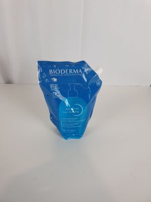 Nettoyant pour le visage Bioderma dans un sac bleu posé sur une surface blanche