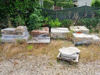 un tas de matelas et des toilettes dans la cour