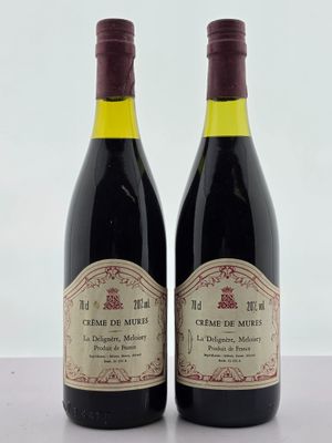 deux bouteilles de vin posées sur une table l'une à côté de l'autre