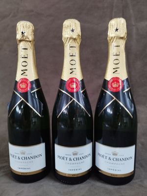 trois bouteilles de champagne Moët & Chandon posées les unes à côté des autres