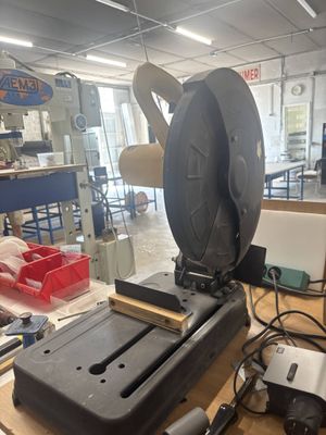 une photo d'un établi dans un atelier où se trouvent de nombreux outils