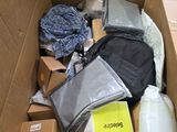 une boîte en carton contenant notamment un sac à dos, des livres et d'autres objets