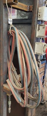 une borne d'incendie située à côté d'un tas de tuyaux