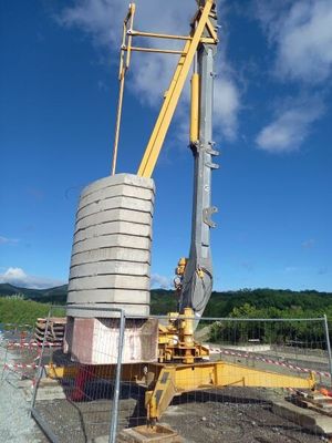une grue installée sur le toit d'un camion