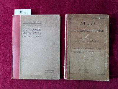 Deux livres sont posés sur une table recouverte d'un tissu rouge.