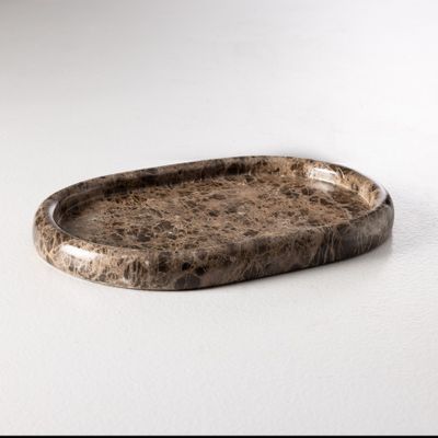 une photo d'un petit plateau posé sur une surface blanche