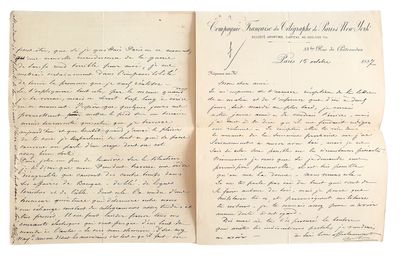 un vieux livre sur lequel est posée une lettre manuscrite, posé sur une table