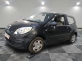 la photo d'une petite voiture noire garée dans un garage