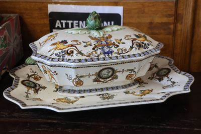 une assiette sur laquelle est posé un bol, ainsi qu'une boîte posée sur la table