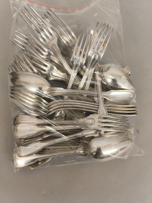 beaucoup de couverts dans un sac posé sur la table