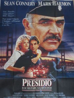 une vieille affiche de cinéma représentant un homme et une femme enlacés devant un pont