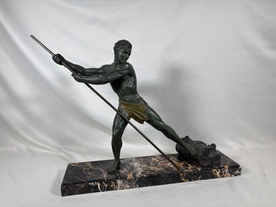 statue d'un homme tenant une lance et accompagné d'un chien, posée sur un socle en marbre