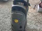 une machine posée à même le sol, dans la terre