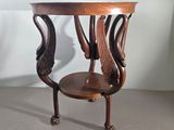une table en bois sur laquelle est représenté un oiseau