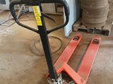 une photo d'un cariste dans un garage