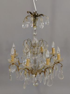 un lustre en verre et en métal