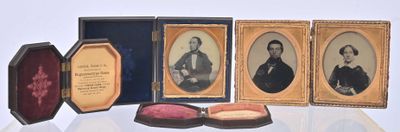 plusieurs photos anciennes représentant un homme en costume-cravate, rangées dans un coffret