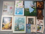 de nombreuses photos encadrées accrochées au mur d'une pièce