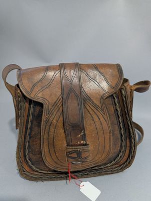 une photo d'un sac à main en cuir marron muni d'une étiquette
