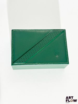 porte-cartes de visite en cuir vert sur fond blanc, avec un logo en noir et blanc