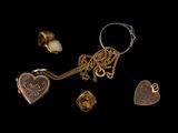 de nombreux bijoux en or et en argent sur fond noir